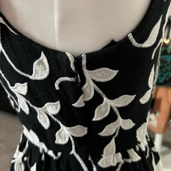 SOLD - EUC Anthropologie Black White Floral Dress - Size 6 - Picture 5 of 10